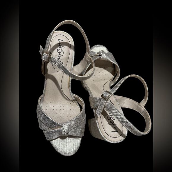 Life Stride Lucky Platform Heel. Light Metallic Gold Color. Size 6 - Picture 3 of 10